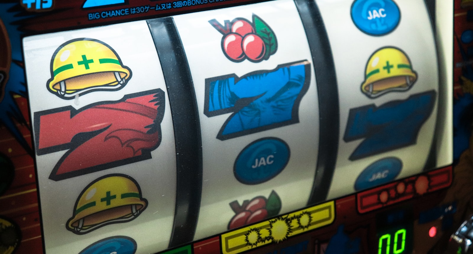 Mesin slot dengan simbol tujuh di layar — ilustrasi panduan slot online Pandora88