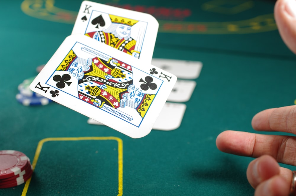 Meja poker dan chip — ilustrasi panduan poker online Pandora88