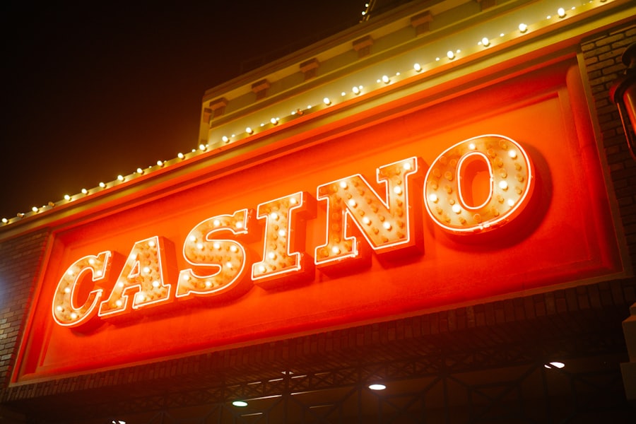 Neon bertuliskan casino — identitas editorial Pandora88